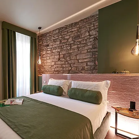 73 Boutique 4* كومو